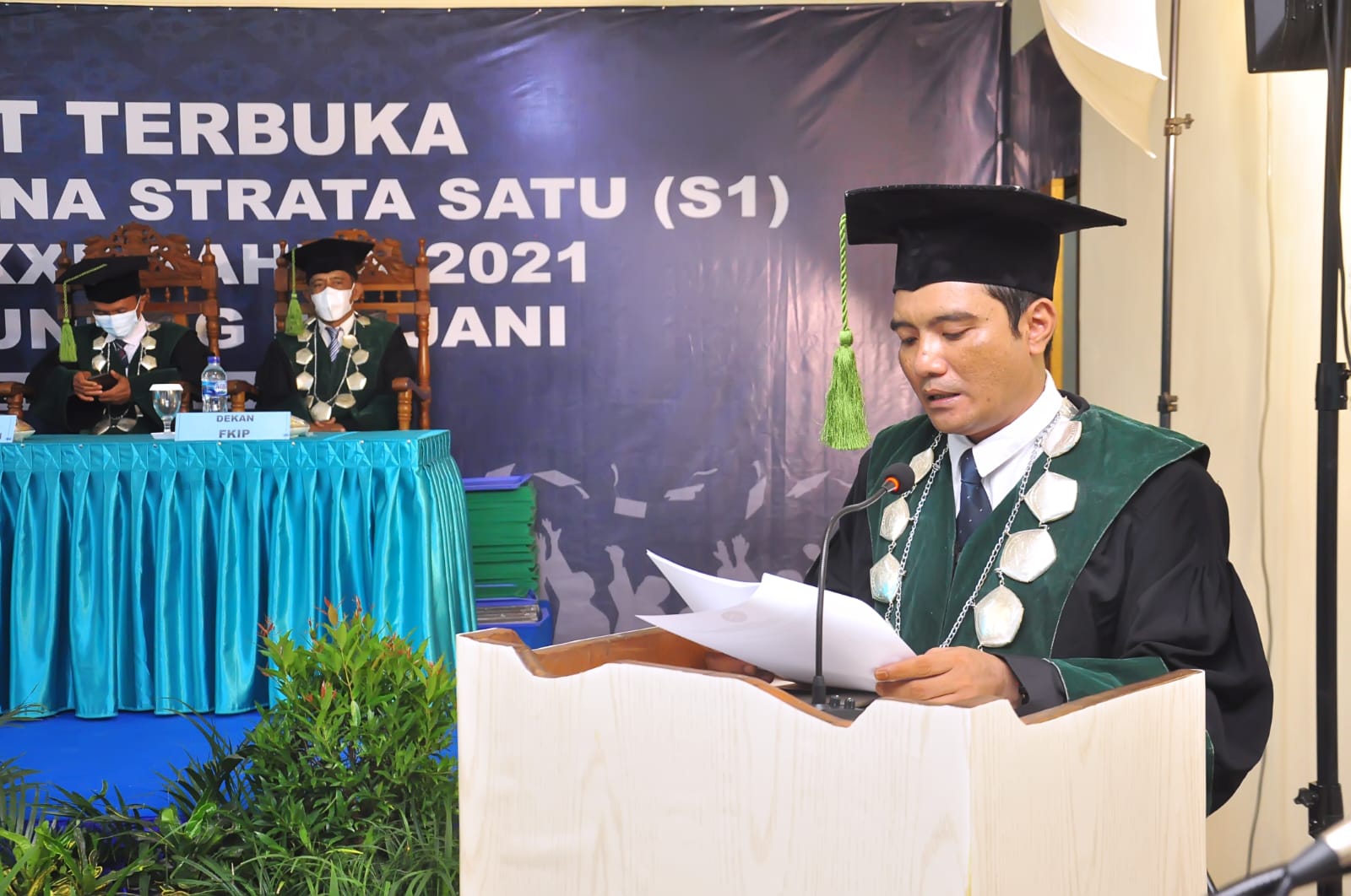 Wisuda Angkatan XXII — Momen wisuda angkatan ke-22, calon sarjana menempuh prosesi akhir di gedung konvensi kampus